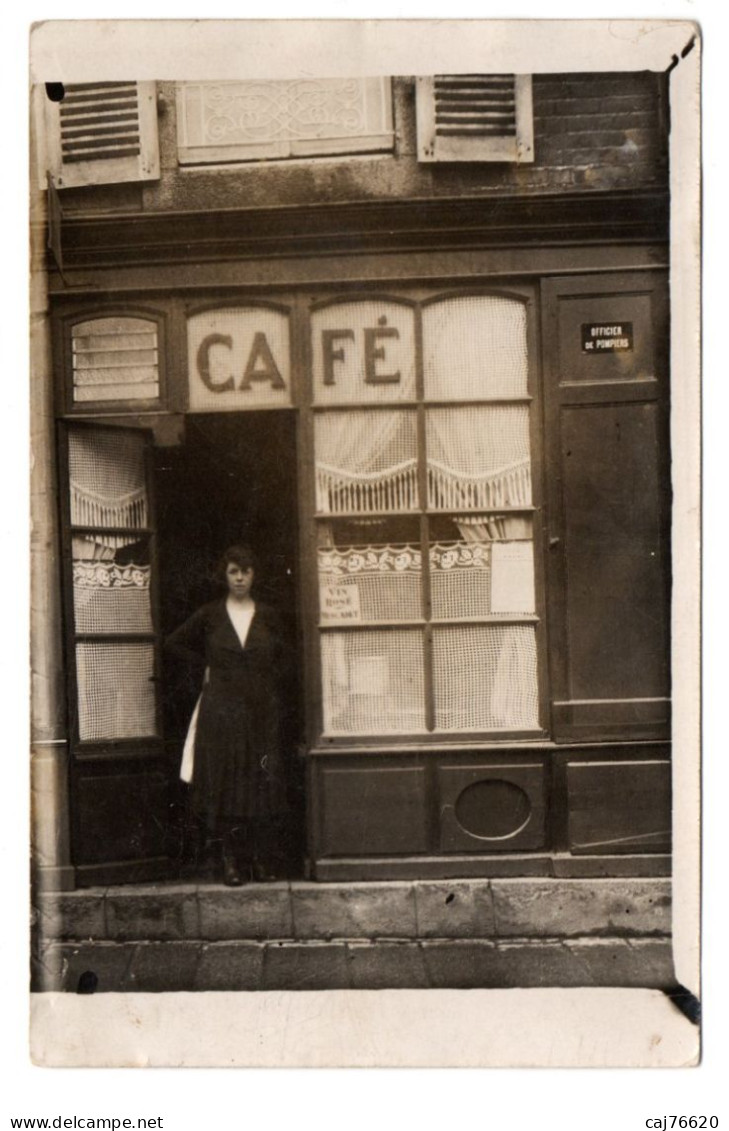 Carte Photo ,jeune Femme ,façade De Café - Cafés