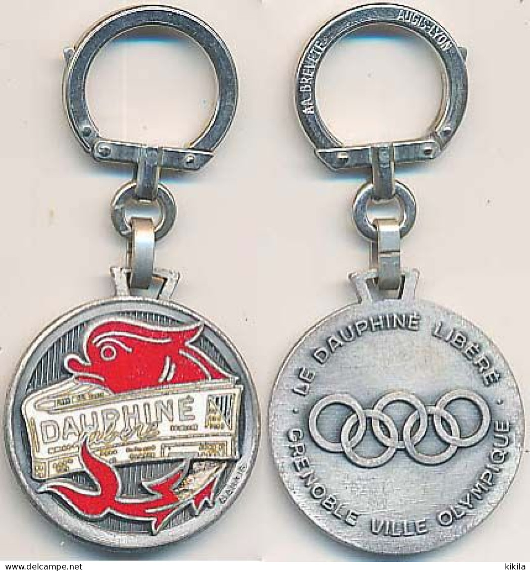 Porte-clefs Métallique LE DAUPHINE LIBERE Xèmes Jeux Olympiques D'Hiver De GRENOBLE 1968  Olympic Games 68 - Other & Unclassified
