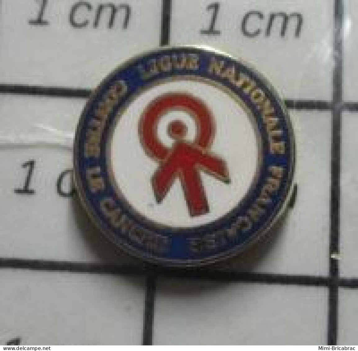 1418A Pin's Pins / Beau Et Rare / MEDICAL / LIGUE NATIONALE FRANCAISE CONTRE LE CANCER - Medical