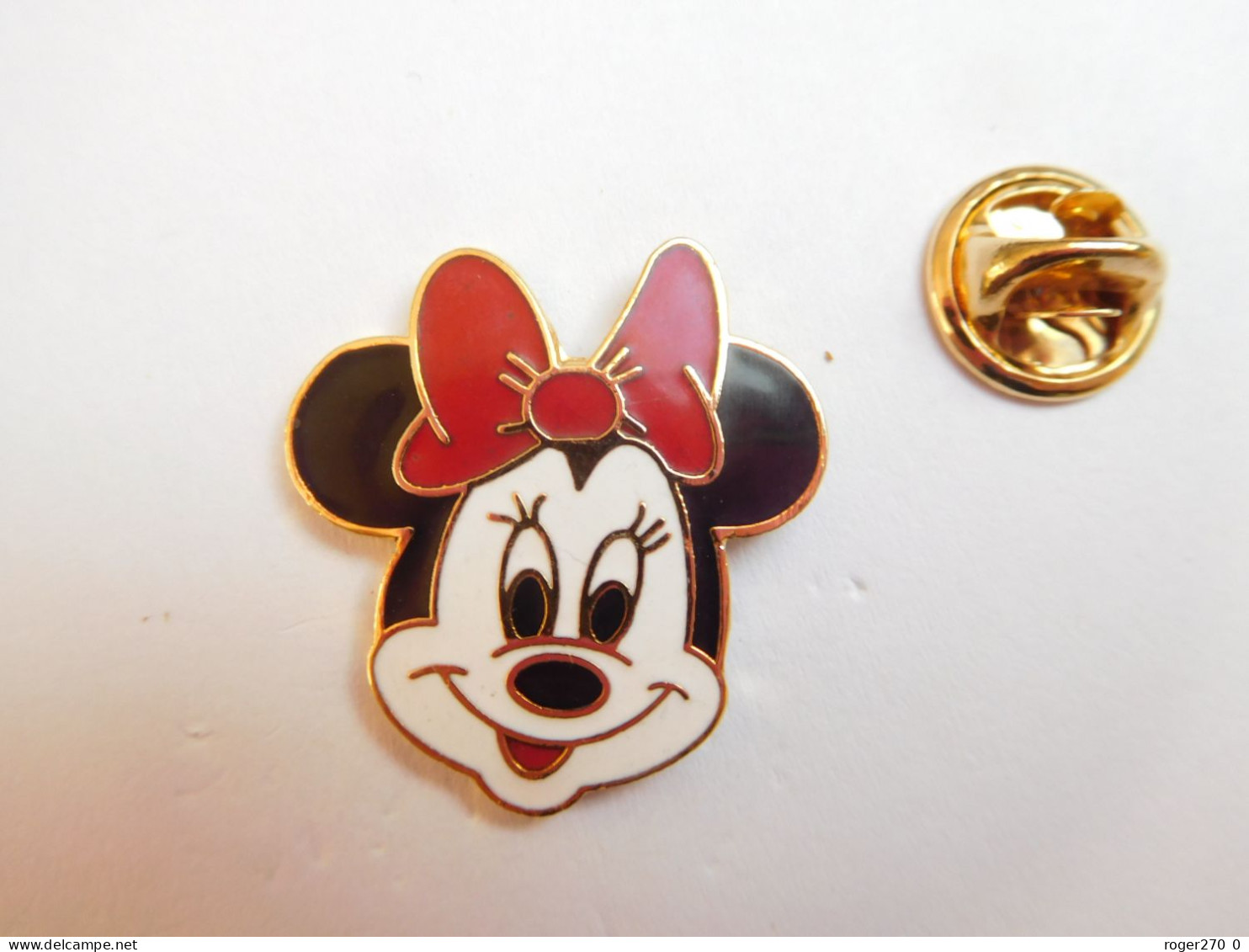 Superbe Pin's  , Disney ,  Minnie , Petit Modèle , Signé Disney - Disney