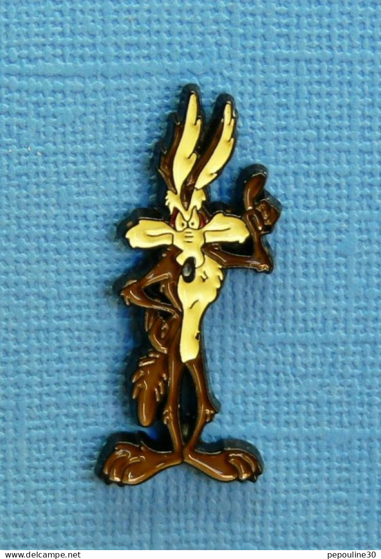 1 PIN'S /  ** LOONEY TUNES " VIL COYOTE " À LA RECHERCHE DE BIP BIP ** - Cinéma