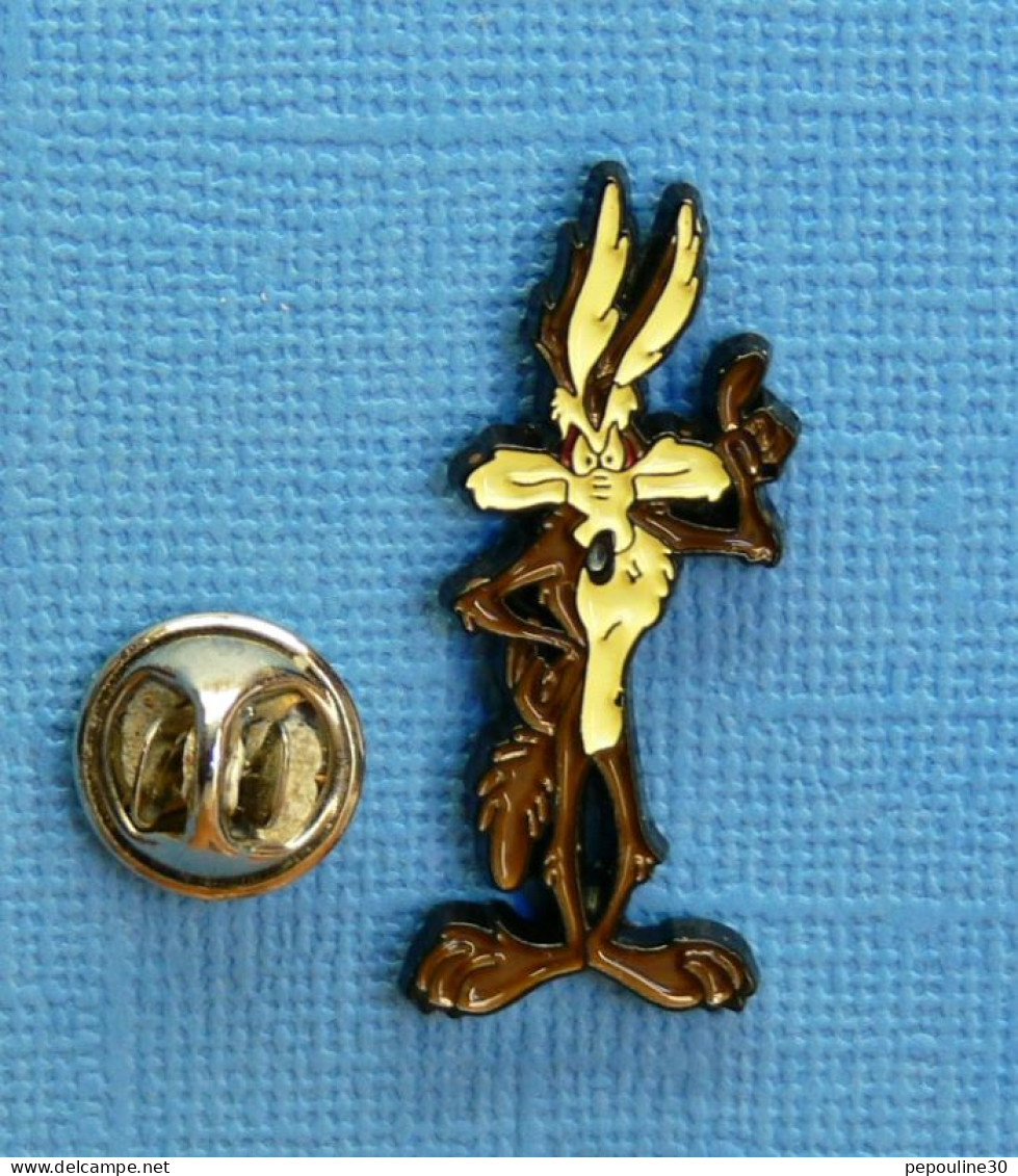 1 PIN'S /  ** LOONEY TUNES " VIL COYOTE " À LA RECHERCHE DE BIP BIP ** - Kino