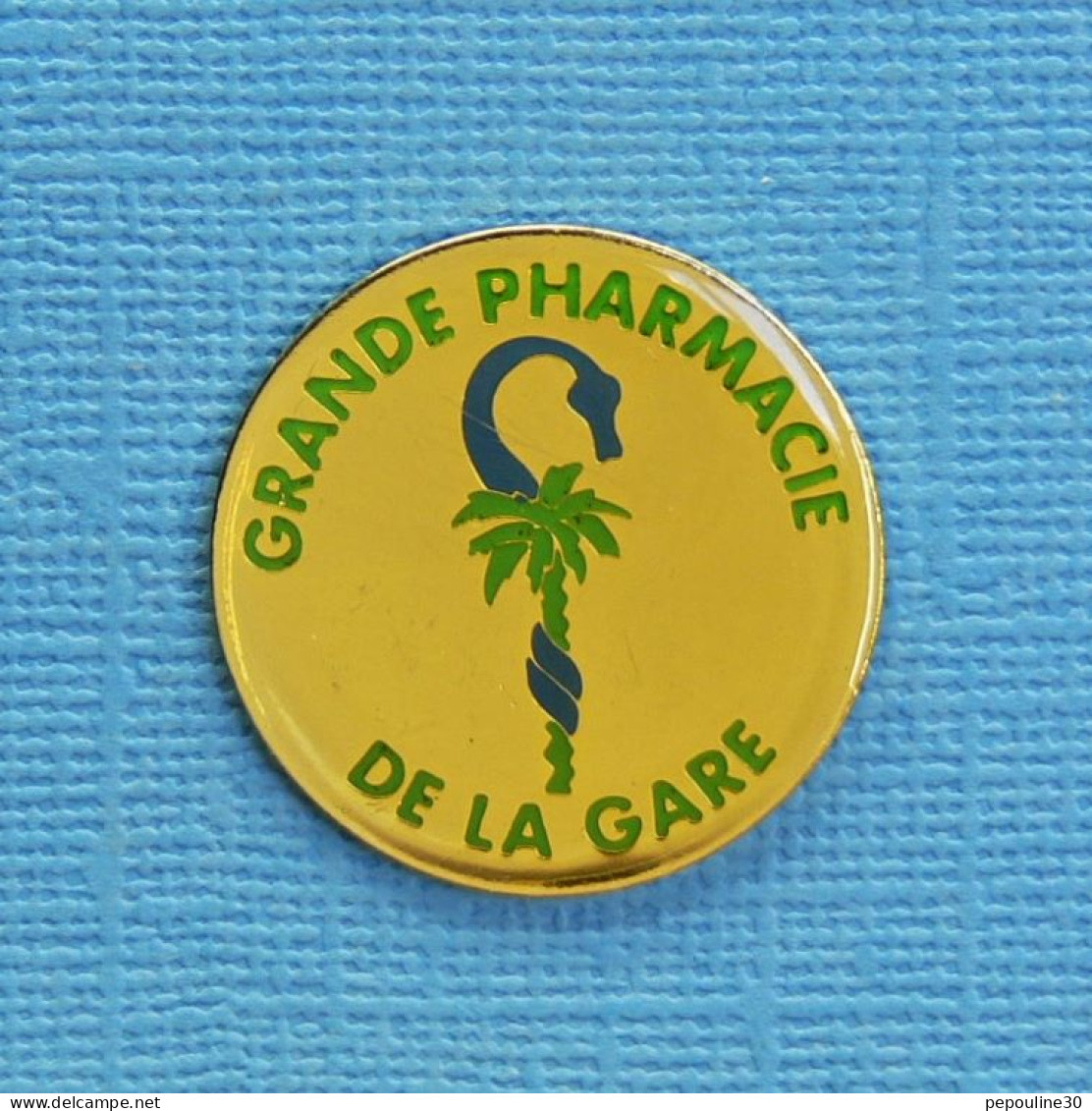 1 PIN'S /  ** GRANDE PHARMACIE DE LA GARE ** - Geneeskunde