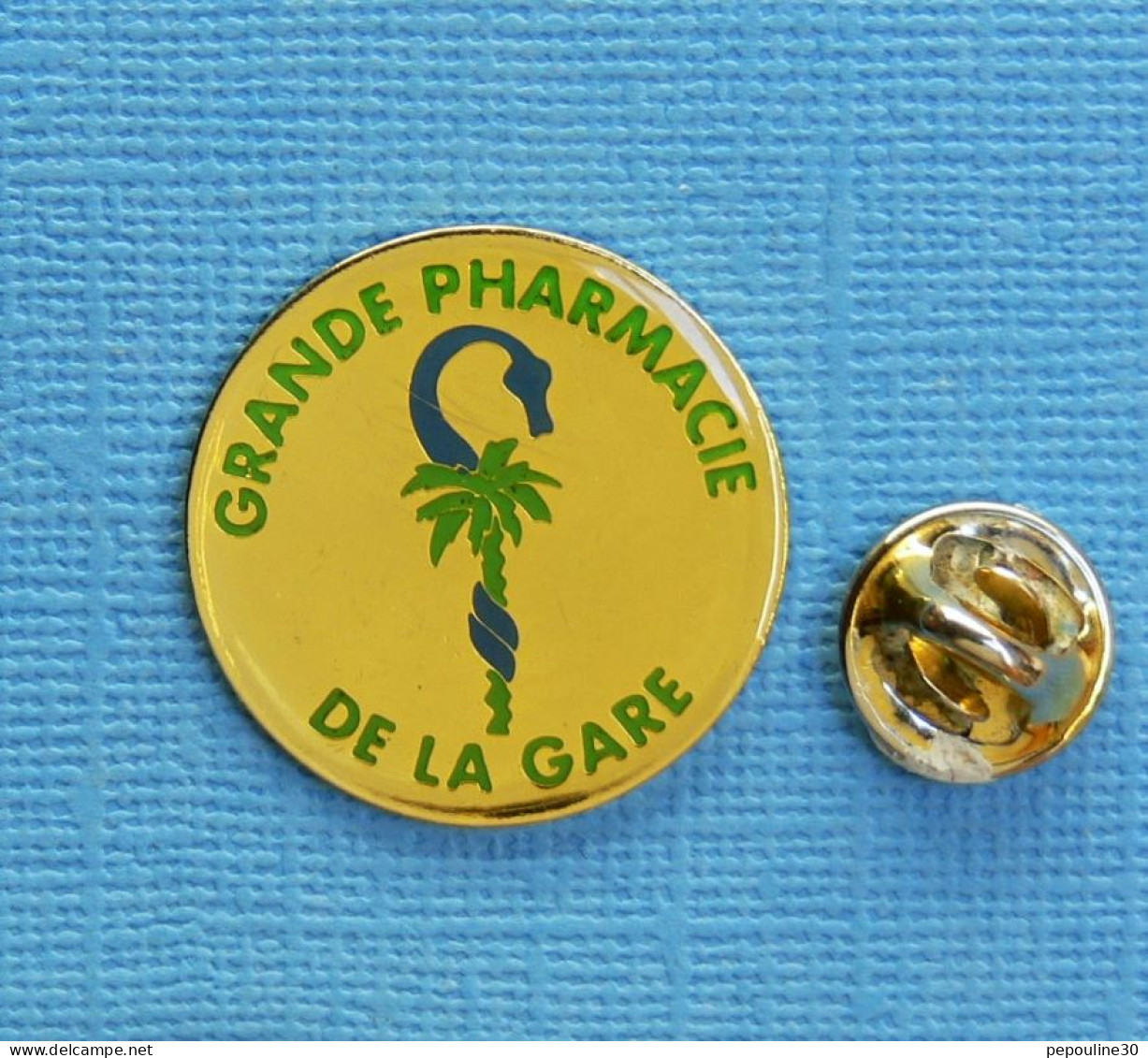 1 PIN'S /  ** GRANDE PHARMACIE DE LA GARE ** - Medizin