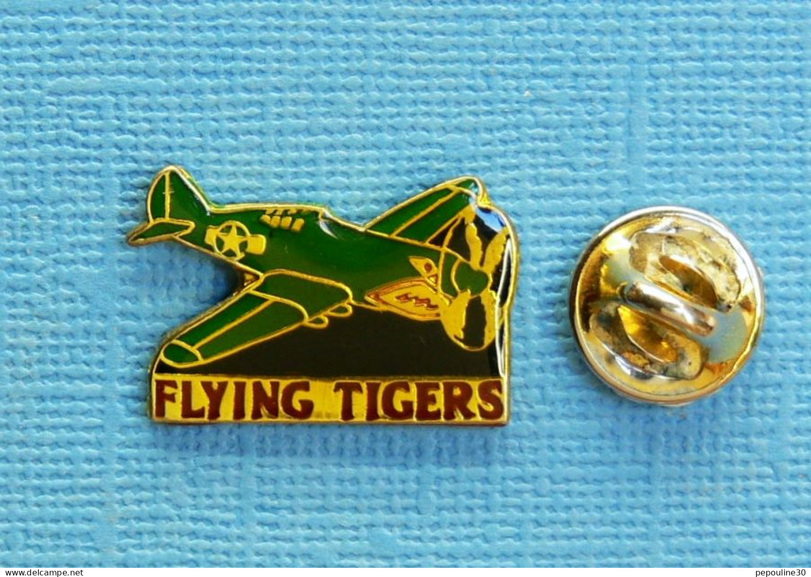 1 PIN'S /  ** AVION " P-40 TOMAHAWK, RT SIMTH " TIGRES VOLANTS ** - Avions