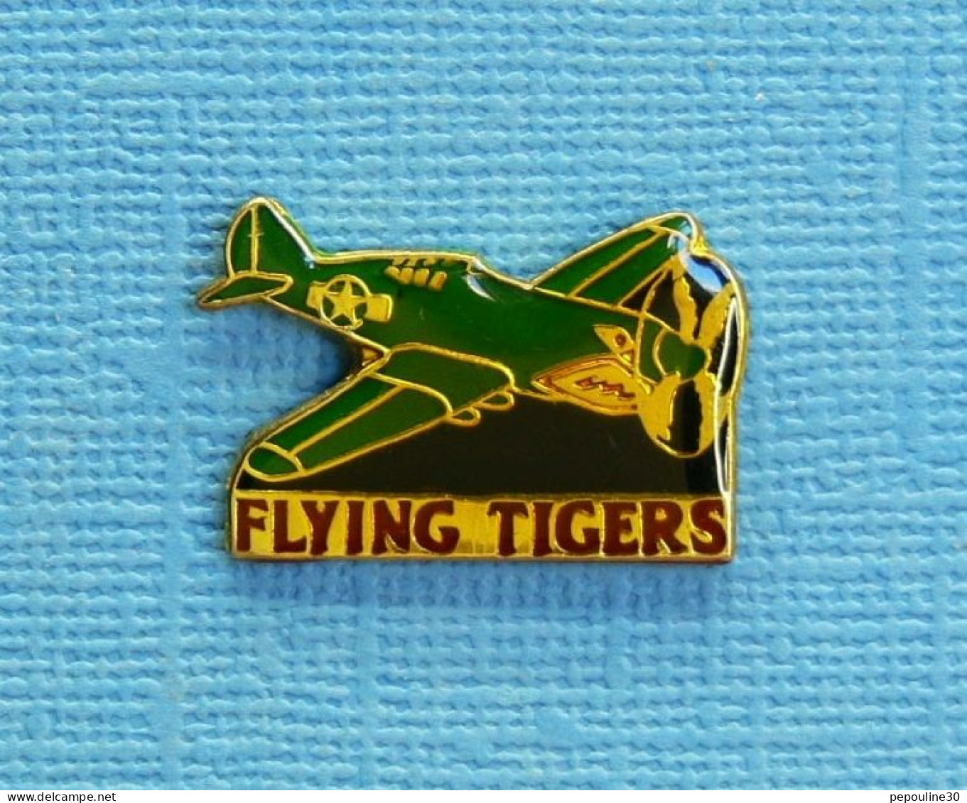 1 PIN'S /  ** AVION " P-40 TOMAHAWK, RT SIMTH " TIGRES VOLANTS ** - Avions