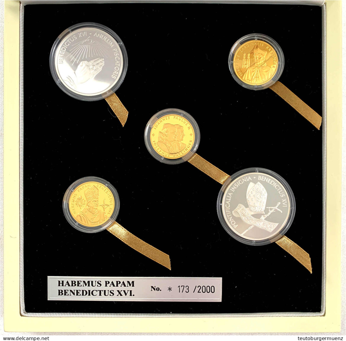 Gedenkmünzensatz Mit 3 Gold- Und 2 Silbermünzen 2005 Auf Den Neuen Papst Benedikt XVI. 3 X 25 Dollars 1/4 Unze Gold Und  - Wilmington