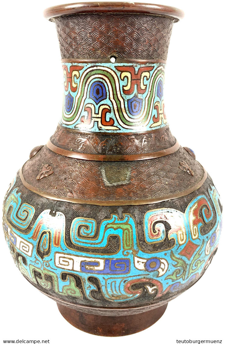 Cloisonne-artige Bronzevase Mit Umlaufenden Emaillierten Mustern. Höhe 33 Cm. Im Boden 4 Chinesische Zeichen. Diverse Be - Chine