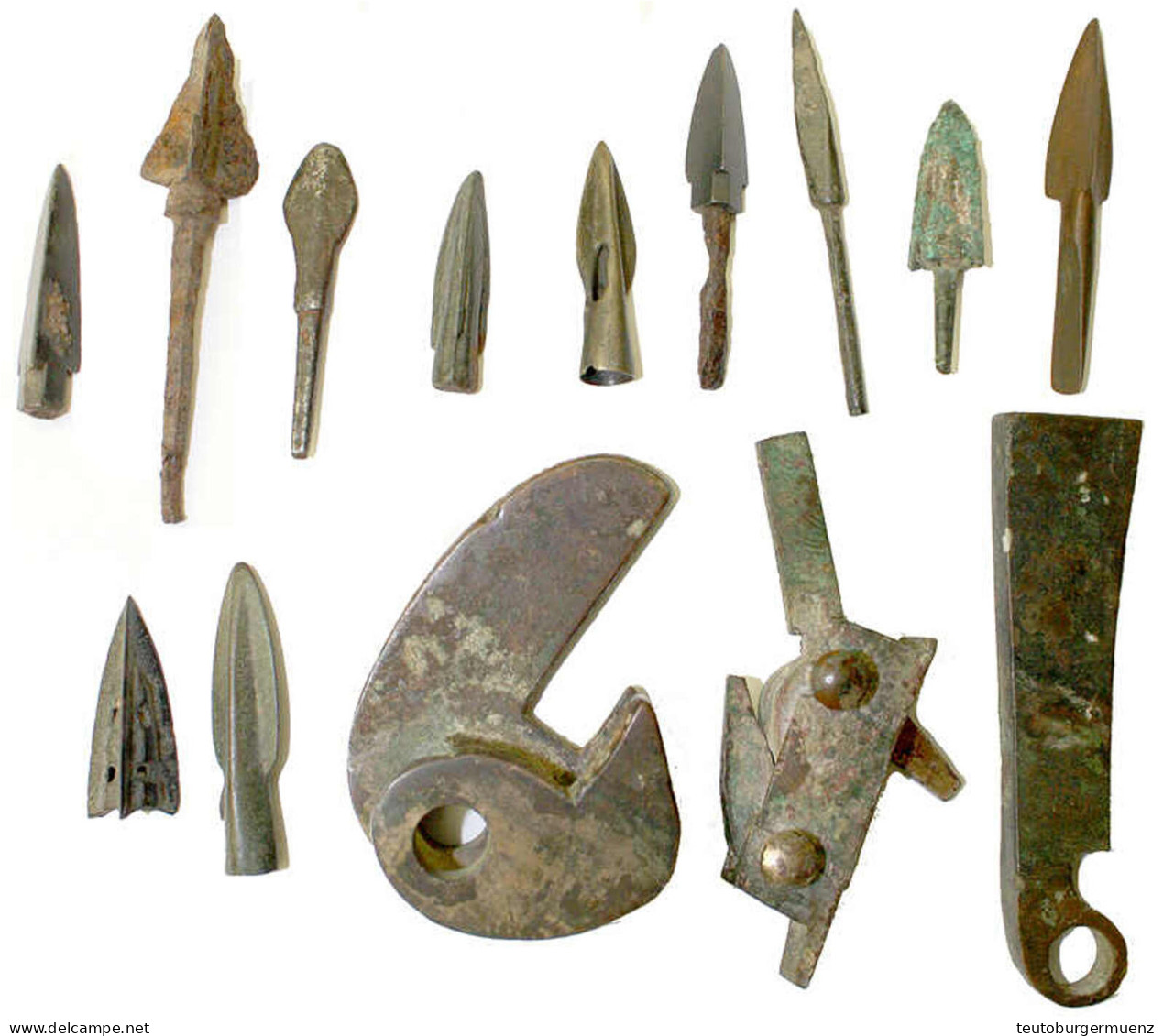 14 Teile: 3 Teile Einer Armbrust Der Späten östl. Chou-Dynastie (770-256 V. Chr.): Bronzescharnier Mit Zugehörigem Bolze - Chine