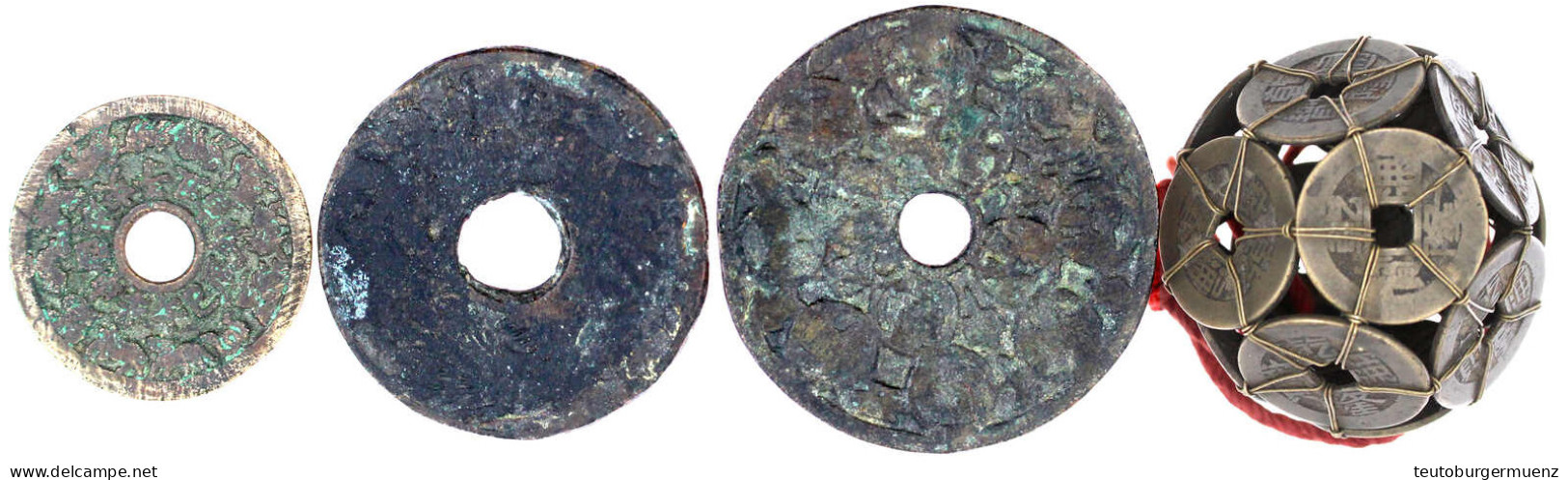 4 Stück: 3 Bronzegussamulette, 36, 48 Und 53 Mm, Alle Mit Tierkreiszeichen, Rassel Aus 11 Cashmünzen Der Qing-Dynastie.  - China