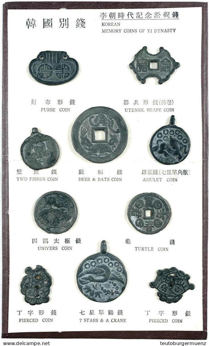 Präsentationstafel "Korean Memory Coins Of Yi Dynasty" Mit 10 Aufgeklebten Echten Bronzegussamuletten. Sehr Schön - Korea, North