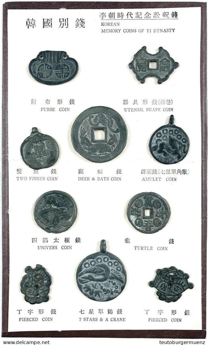 Präsentationstafel "Korean Memory Coins Of Yi Dynasty" Mit 10 Aufgeklebten Echten Bronzegussamuletten. Sehr Schön - Corée Du Nord