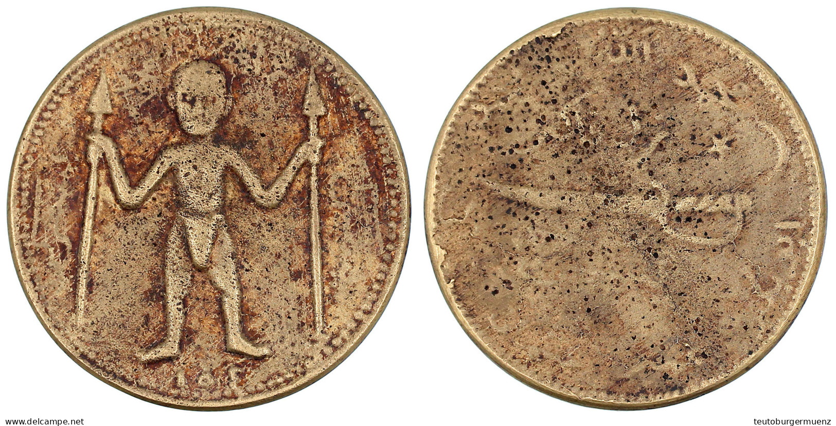 Magisches Amulett, Messingguss, 1950er Jahre. Stehender Mann Mit Zwei Lanzen/Schwert. 48 Mm. Exemplar Zeno.ru #171338. S - Maleisië