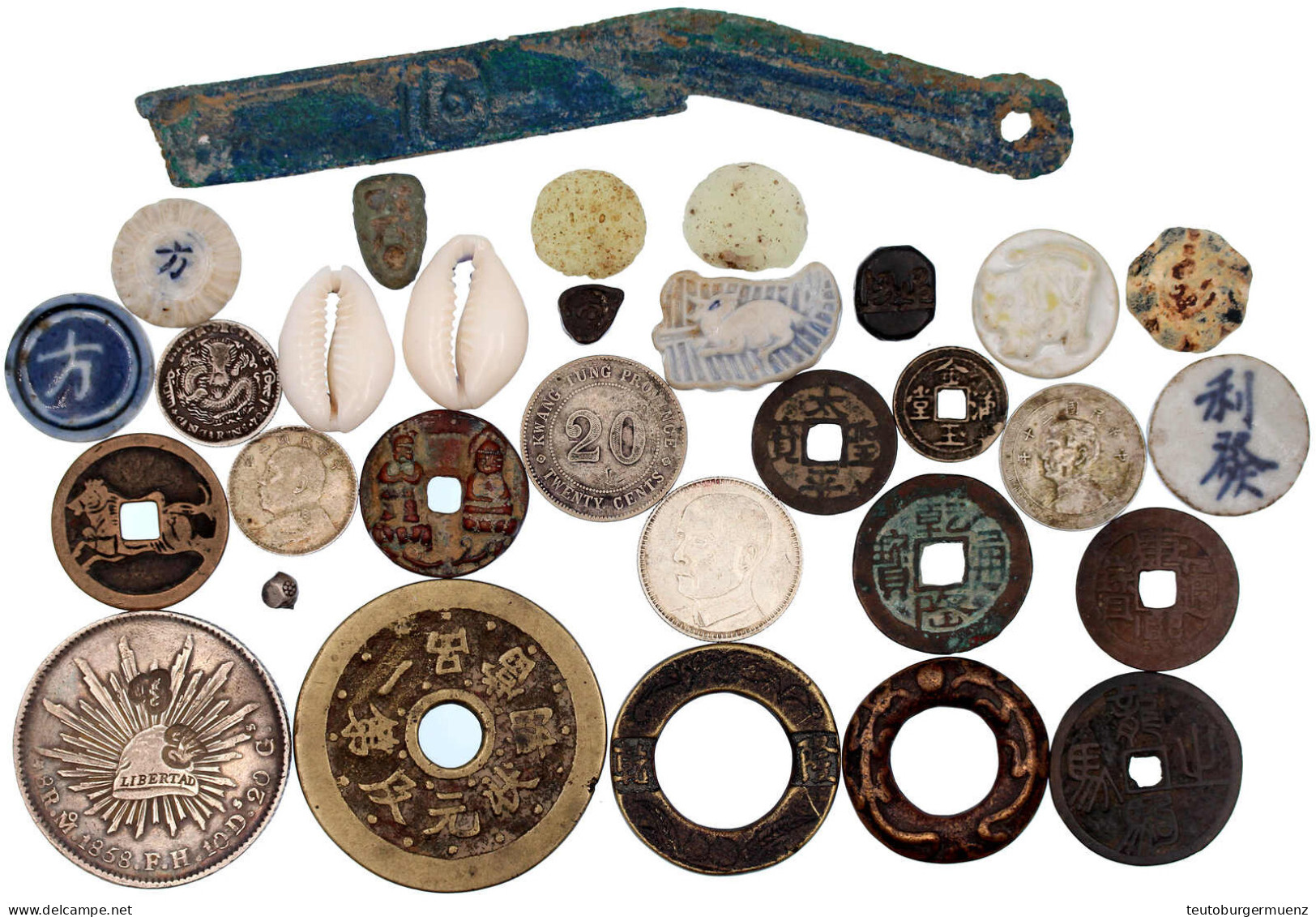 30 Stück: Kauris, Porzellan-Spielhöllengeld, Chines. Ghostface-Money, Pot Duang. Münzen Und Amulette (u.a. 10 Cents 1914 - Autres – Asie