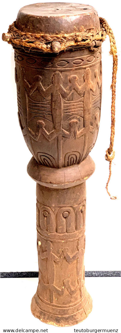 Kamerun: Große Standtrommel Des Stammes Der Bamileke. Holz/Tierhaut, Krokodilverzierungen. Höhe 111 Cm. Fell Einige Löch - Autres & Non Classés