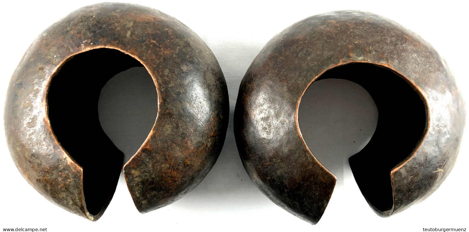Kongo: 2 Schwere Bronze-Fußreifen (in Der Art Der Manillas) Vom Stamm Der Mbole. Durchmesser Je 20 Cm - Sonstige & Ohne Zuordnung