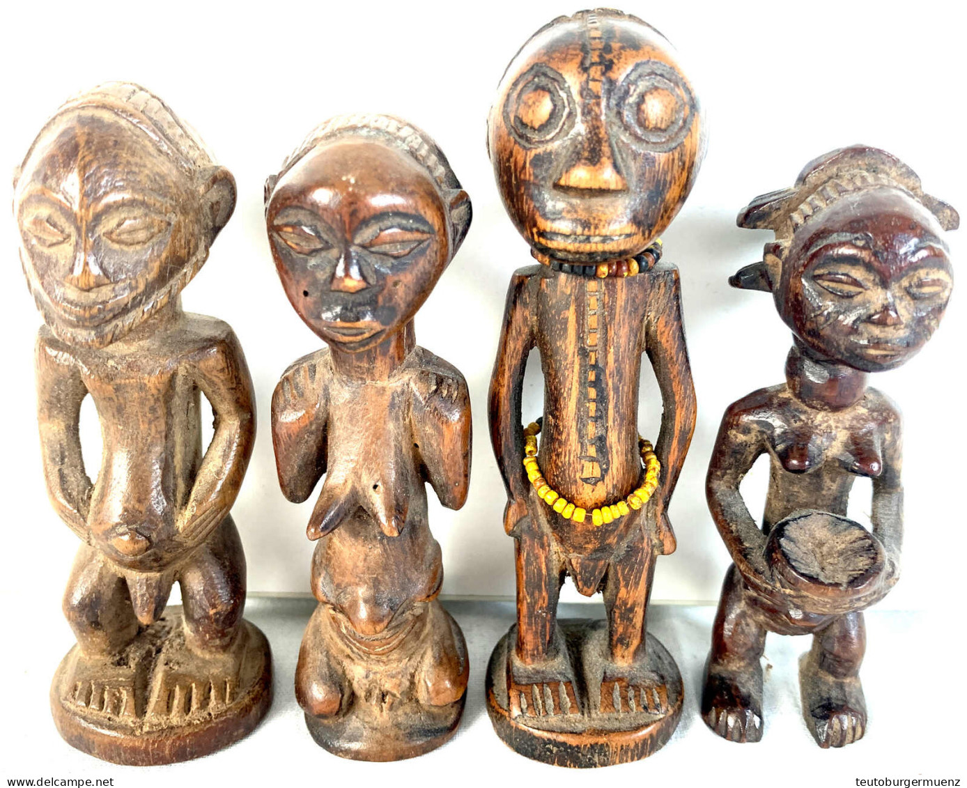 Kongo: 4 Hölzerne "Nkisis". Figuren Von Guten Hausgeistern Eines Ahnenaltars. Höhe Je 95 Bis 110 Mm - Sonstige & Ohne Zuordnung