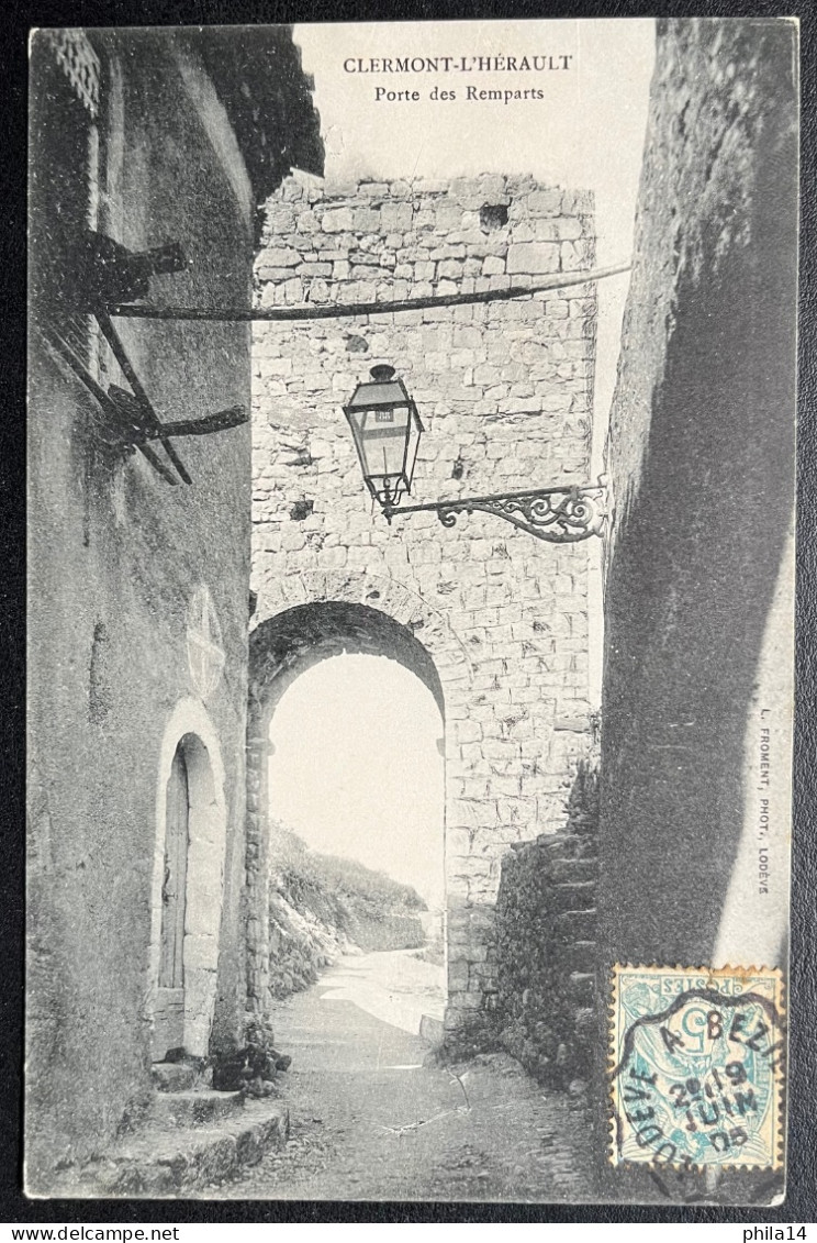 CPA HERAULT / CLERMONT L'HERAULT PORTE DES REMPARTS / CONVOYEUR LODEVE A BEZIERS / POUR CARCASSONNE AUDE / 1905 - Clermont L'Hérault