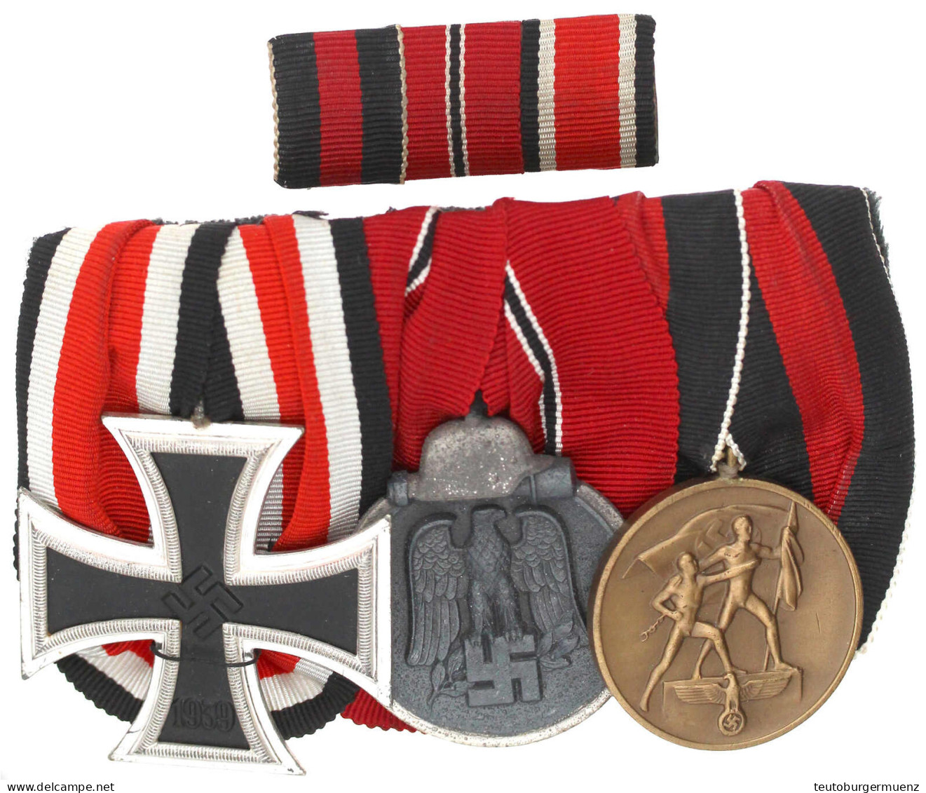 Dreier-Ordensspange: EK II 1939, Ostmedaille, Medaille 1. Oktober 1938. Dazu Die Zugehörige Bandminiaturenspange. Vorzüg - Andere & Zonder Classificatie