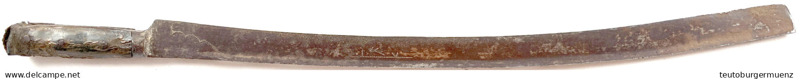 Schwert Mit Gekrümmter Klinge, Einschneidig Nach Innen, Mit Inschrift. Griff Mit Stark Beschädigten Hölzernen Griffschal - Blankwaffen