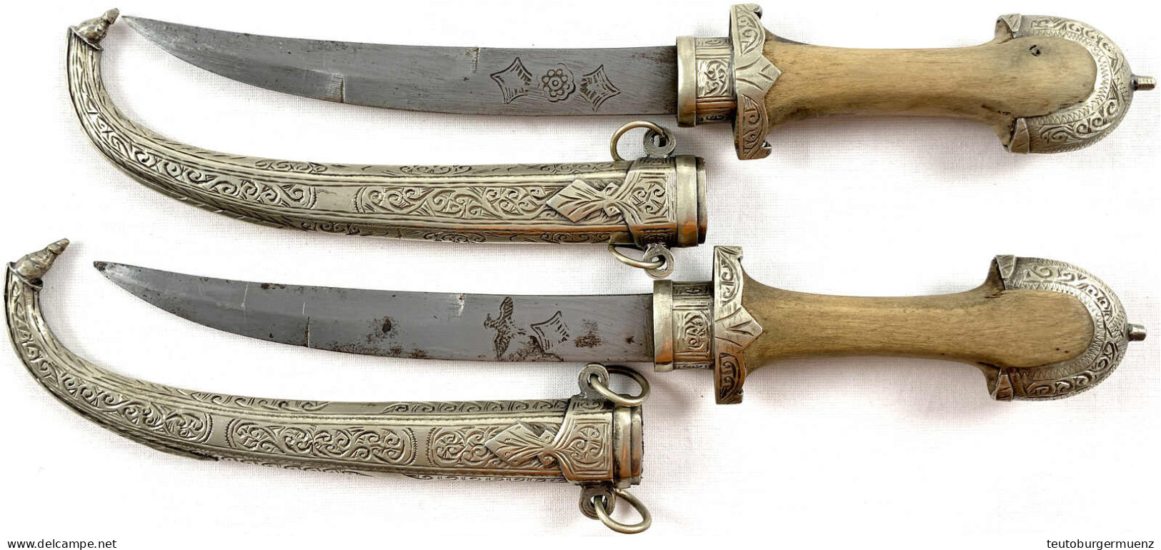 2 Krummdolche In Scheiden, Sogen. "Koummyas". Scheiden Versilbert, Klingen Graviert. Länge Je 32 Cm. Zweite Hälfte 20. J - Knives/Swords