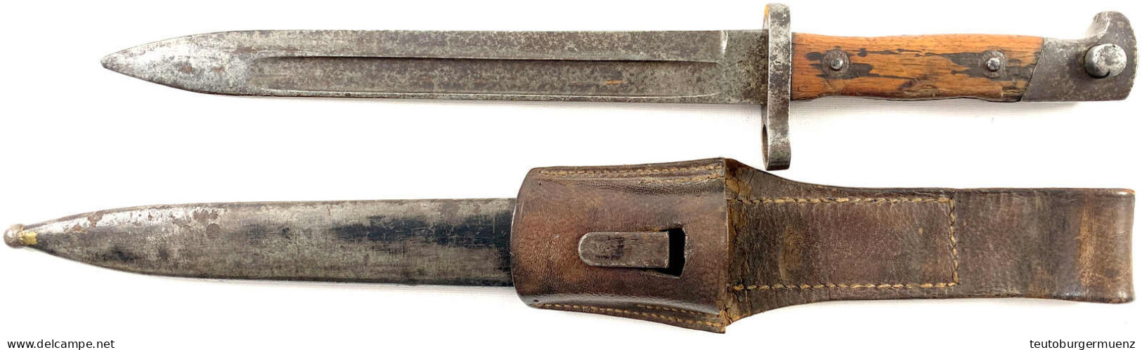 Seitengewehr Modell 1895 Für Das Mannlicher-Gewehr. Mit Scheide Und Koppelschuh. Gesamtlänge 40,5 Cm. Etwas Rostig - Knives/Swords