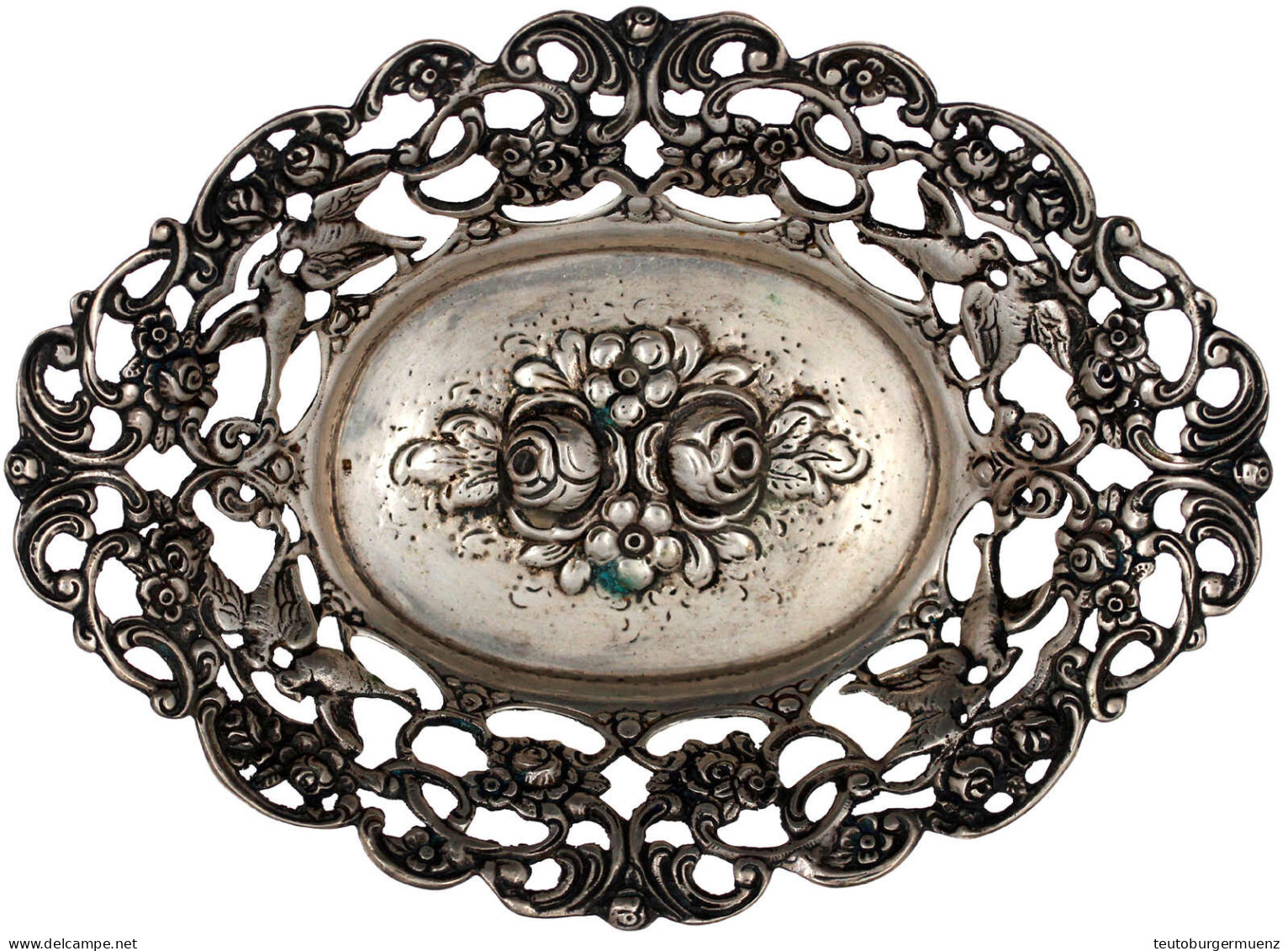 Getriebenes Durchbruchschälchen Um 1900, Silber 835/1000. Rosen Und Täubchen. 140 X 104 X 22 Mm; 76,3 G - Zilverwerk