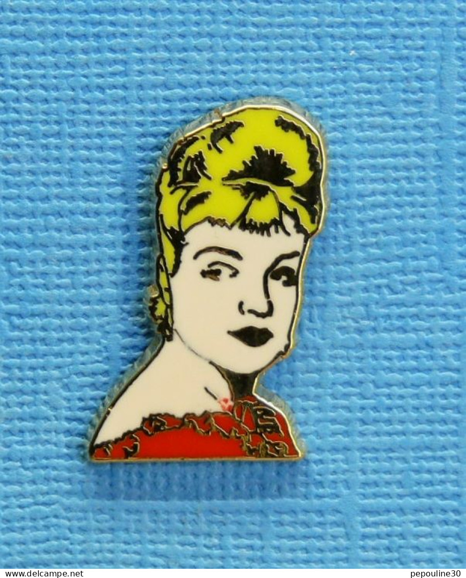 1 PIN'S /  ** " SIMONE SIGNORET " 1924  / 1985 ** . (IPA 2000 En Hommage à). - Personaggi Celebri