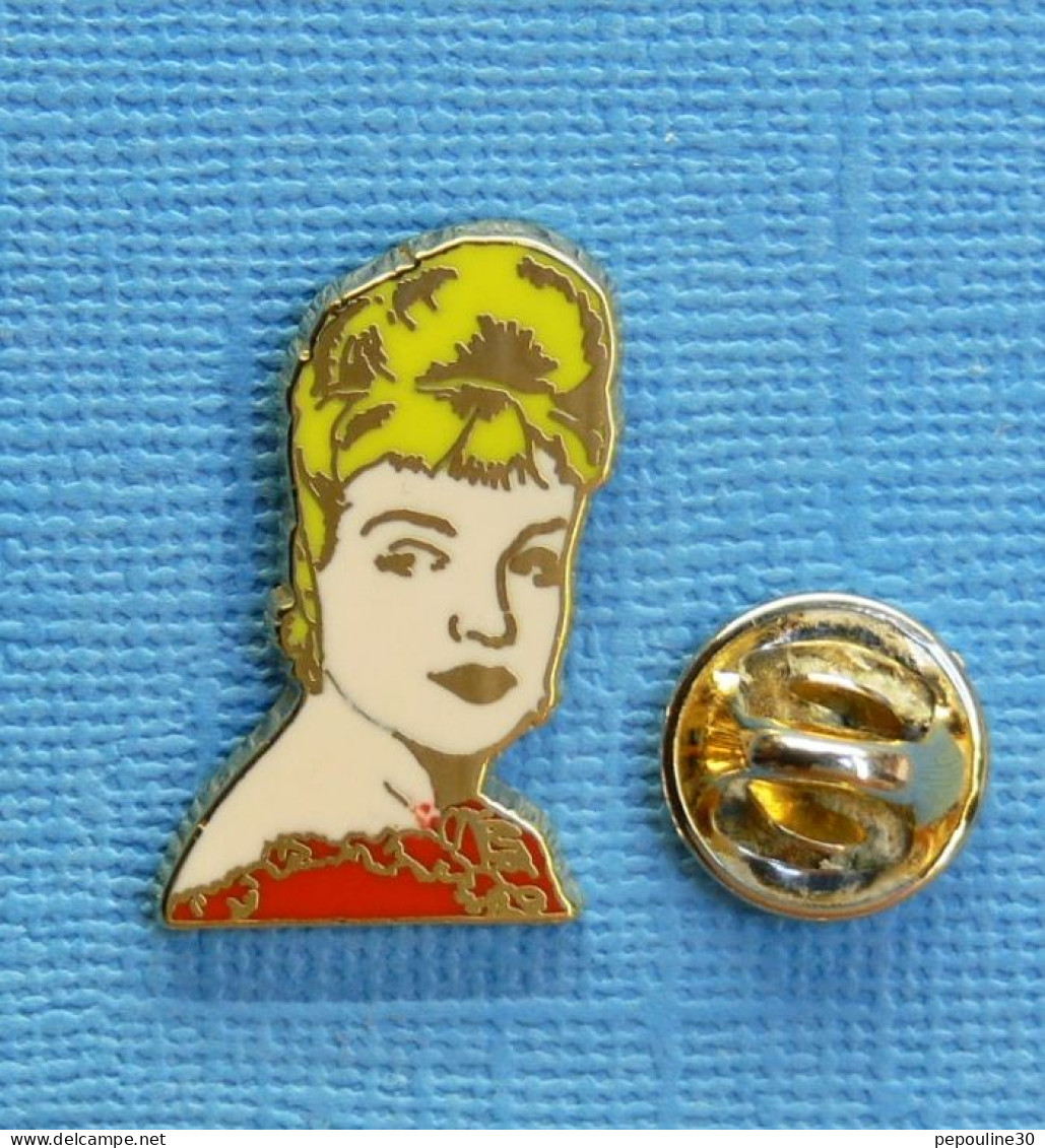 1 PIN'S /  ** " SIMONE SIGNORET " 1924  / 1985 ** . (IPA 2000 En Hommage à). - Beroemde Personen