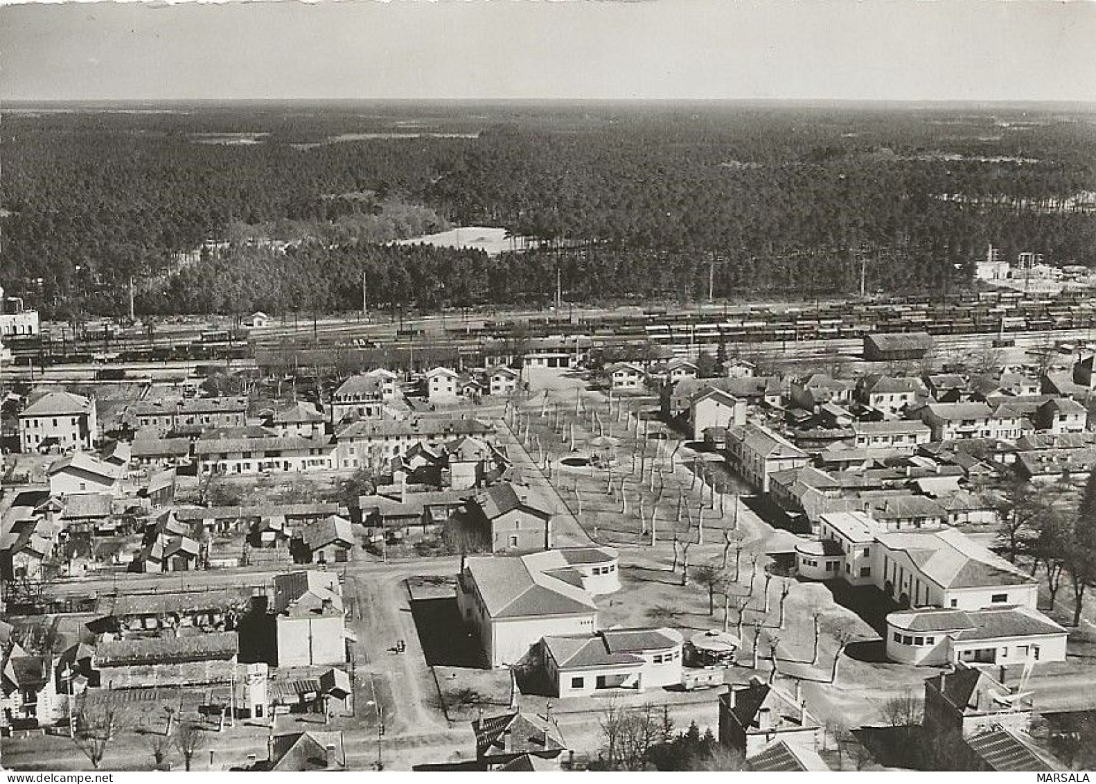 CPSM Morcenx  La Place Et Vue Générale - Morcenx