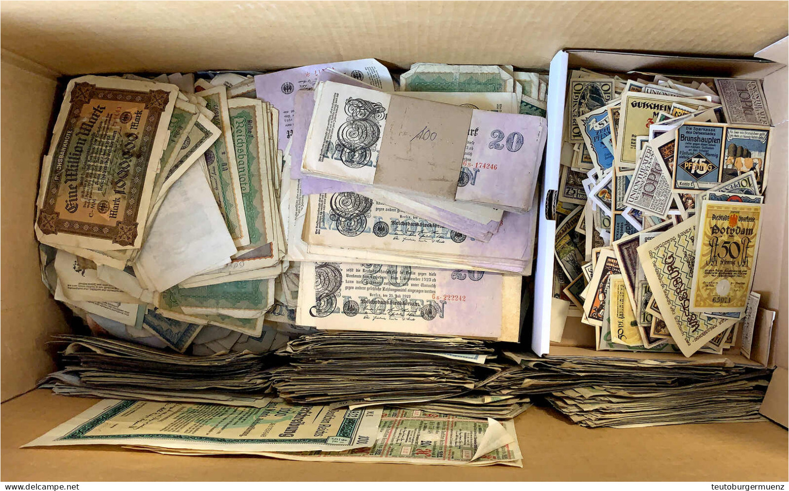 Karton Mit Tausenden Von Geldscheinen, überwiegend Reichsbanknoten Aber Auch Notgeldscheine Gesichtet. Bitte Besichtigen - Sammlungen