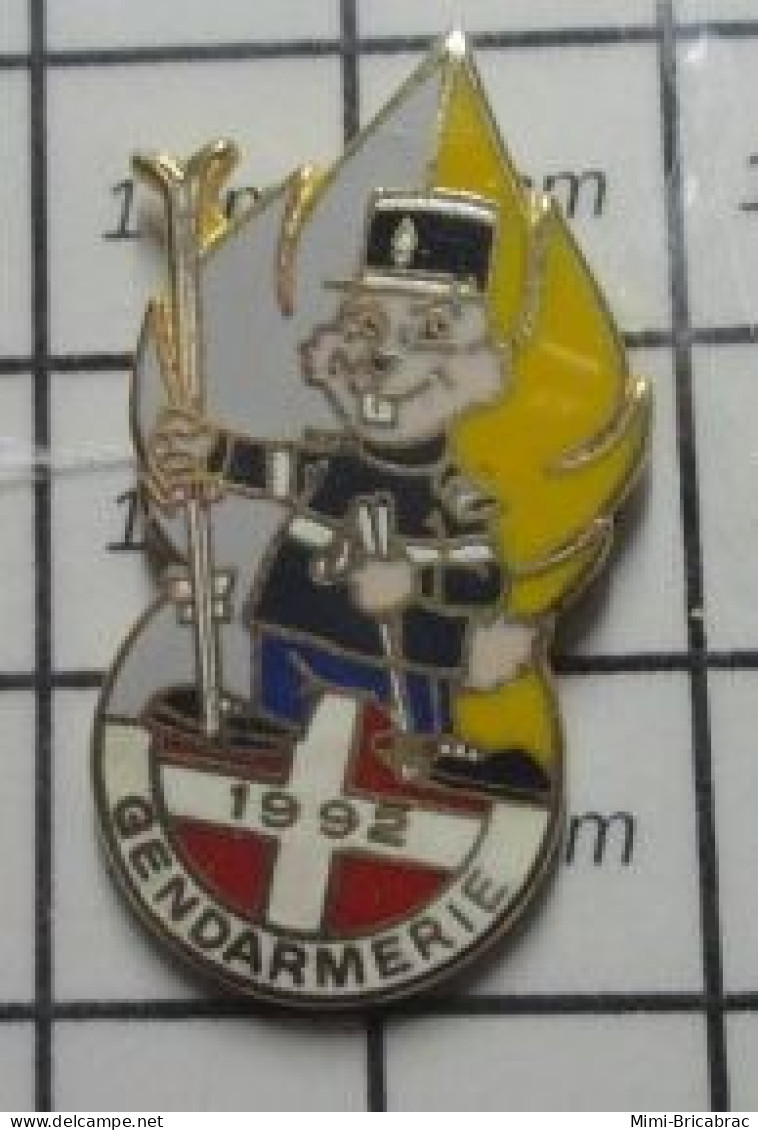 1420 Pin's Pins / Beau Et Rare / JEUX OLYMPIQUES / ALBERTVILLE 92 GENDARME MARMOTTE SKIEUR FLAMME JAUNE ET GRISE - Jeux Olympiques