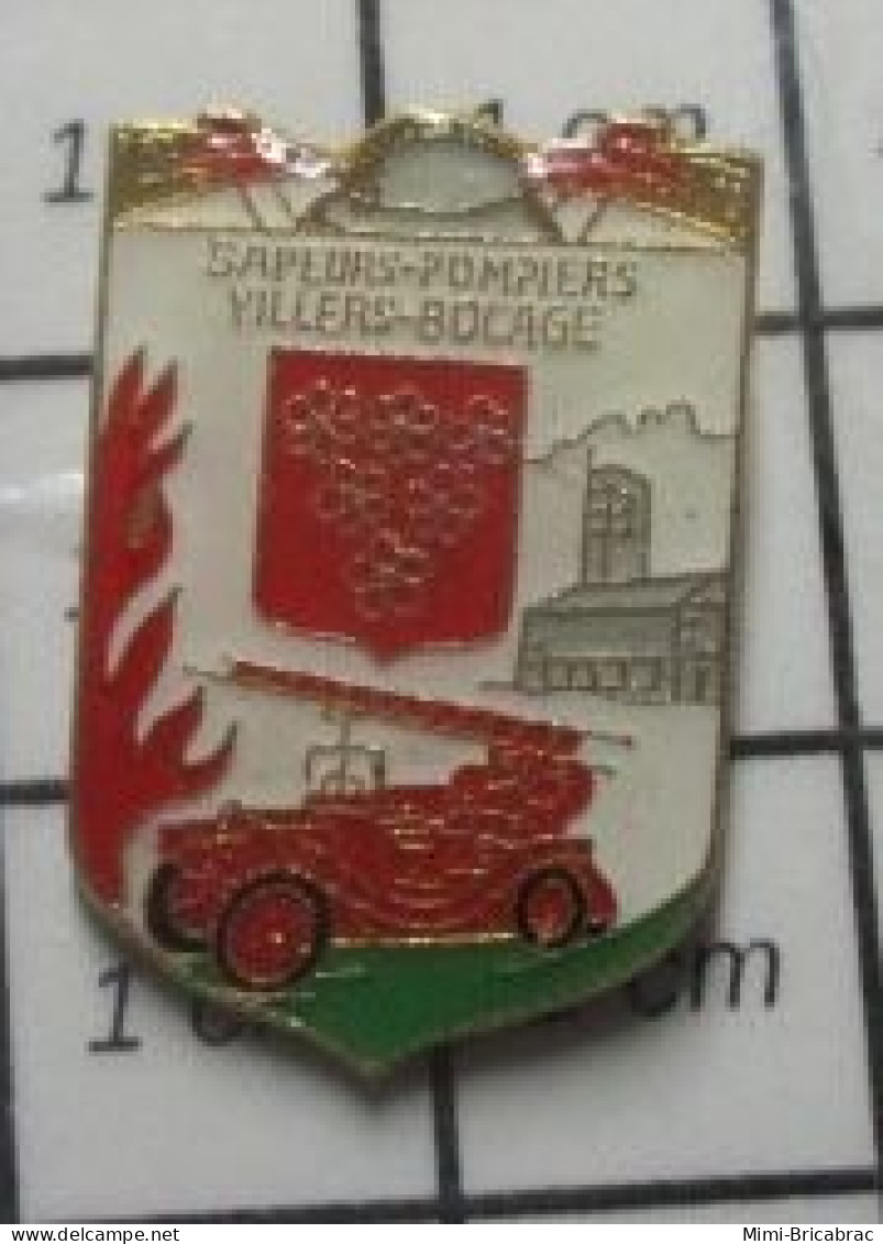 719 Pin's Pins / Beau Et Rare / POMPIERS / CAMION ROUGE GRANDE ECHELLE SAPEURS POMPIERS DE VILLERS BOCAGE - Bomberos