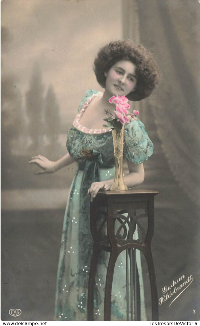 FANTAISIE - Femme - Gudrum Hildebrandt - Robe - Femme Près D'un Vase - Colorisé - Carte Postale Ancienne - Frauen