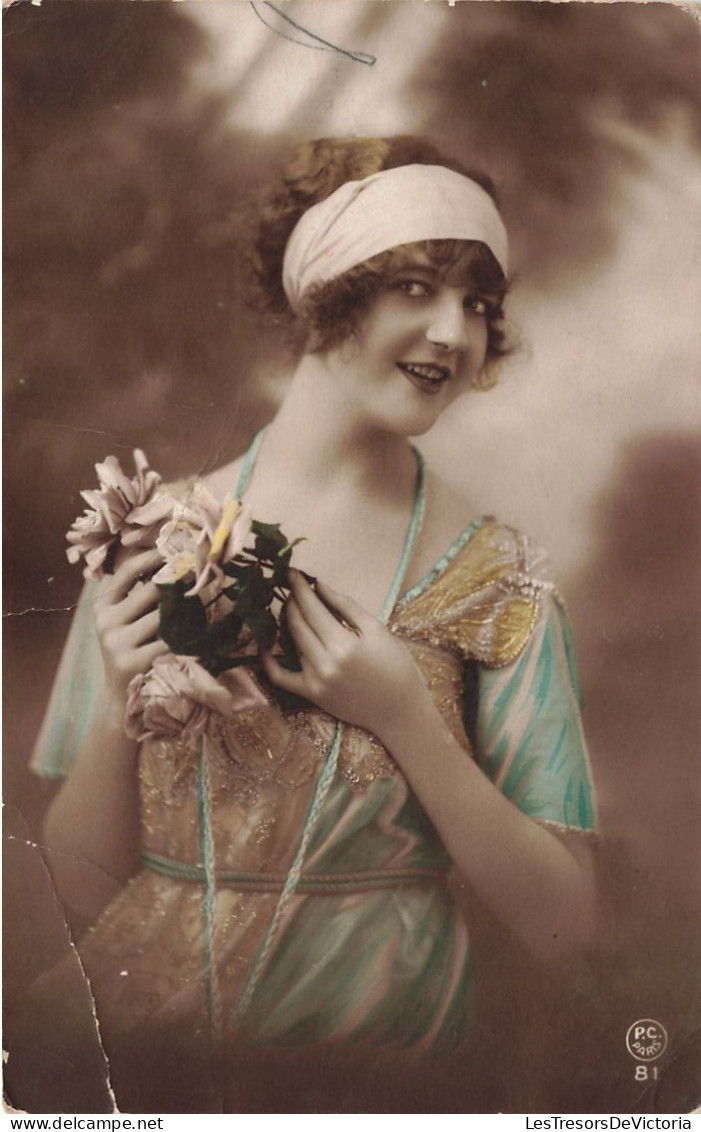 FANTAISIE - Femme - Robe - Femme Avec Des Roses Blanches - Colorisé - Carte Postale Ancienne - Femmes