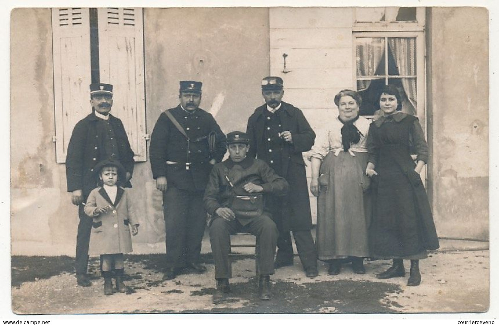 CPA Photo - Groupe De 6 Personnes Devant Une Maison - Les 4 Hommes En Uniforme, Casquette Marquée TM - Autres & Non Classés