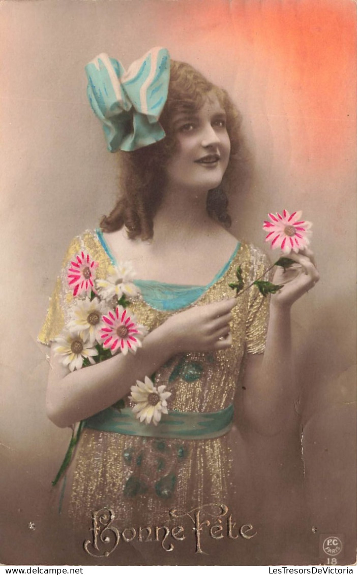 FANTAISIE - Femme - Femme Avec Des Fleurs - Noeud Bleu Dans Les Cheveux - Bonne Fête - Carte Postale Ancienne - Femmes