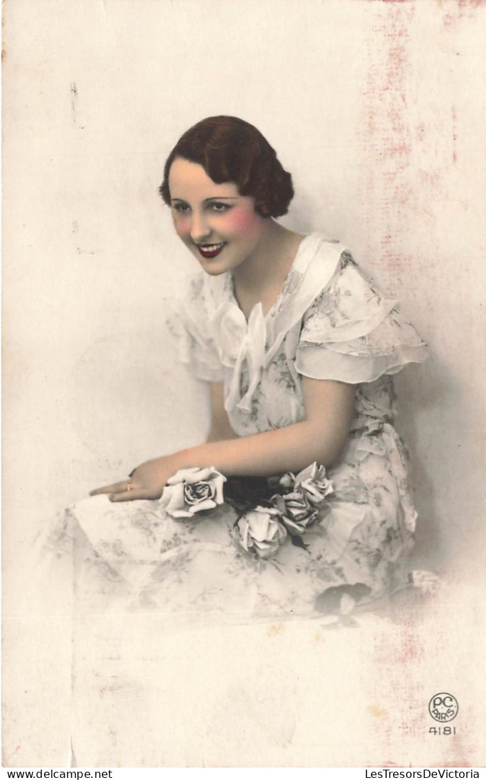 FANTAISIE - Femme - Femme Avec Des Roses Blanches - Portrait - Brune - Carte Postale Ancienne - Femmes