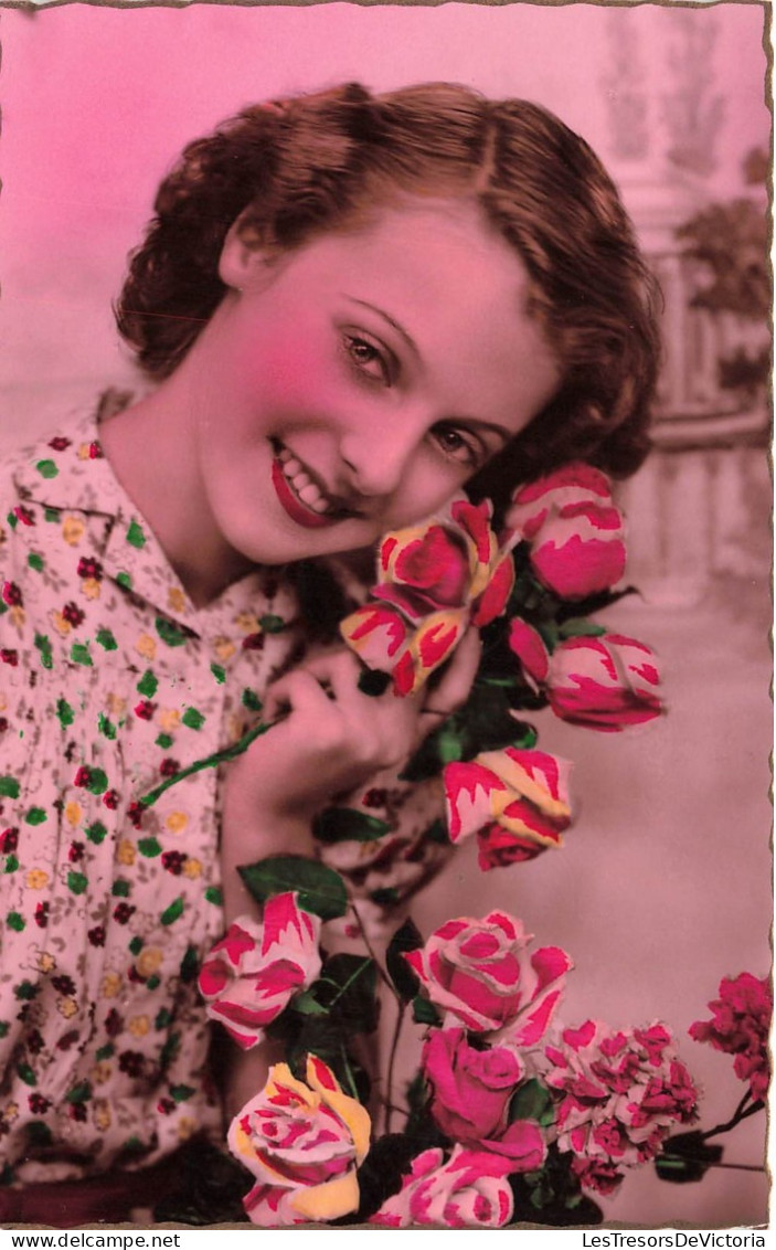 FANTAISIE - Femme - Femme Avec Des Fleurs - Blonde - Roses - Carte Postale Ancienne - Femmes