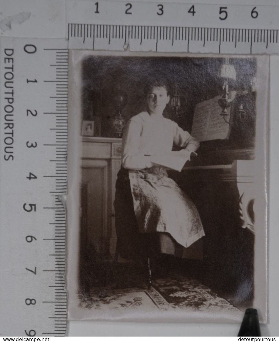 Photo Photographie : Jeune Femme Au Piano Jouant Du Piano Woman Playing Piano C.1920 - Objetos