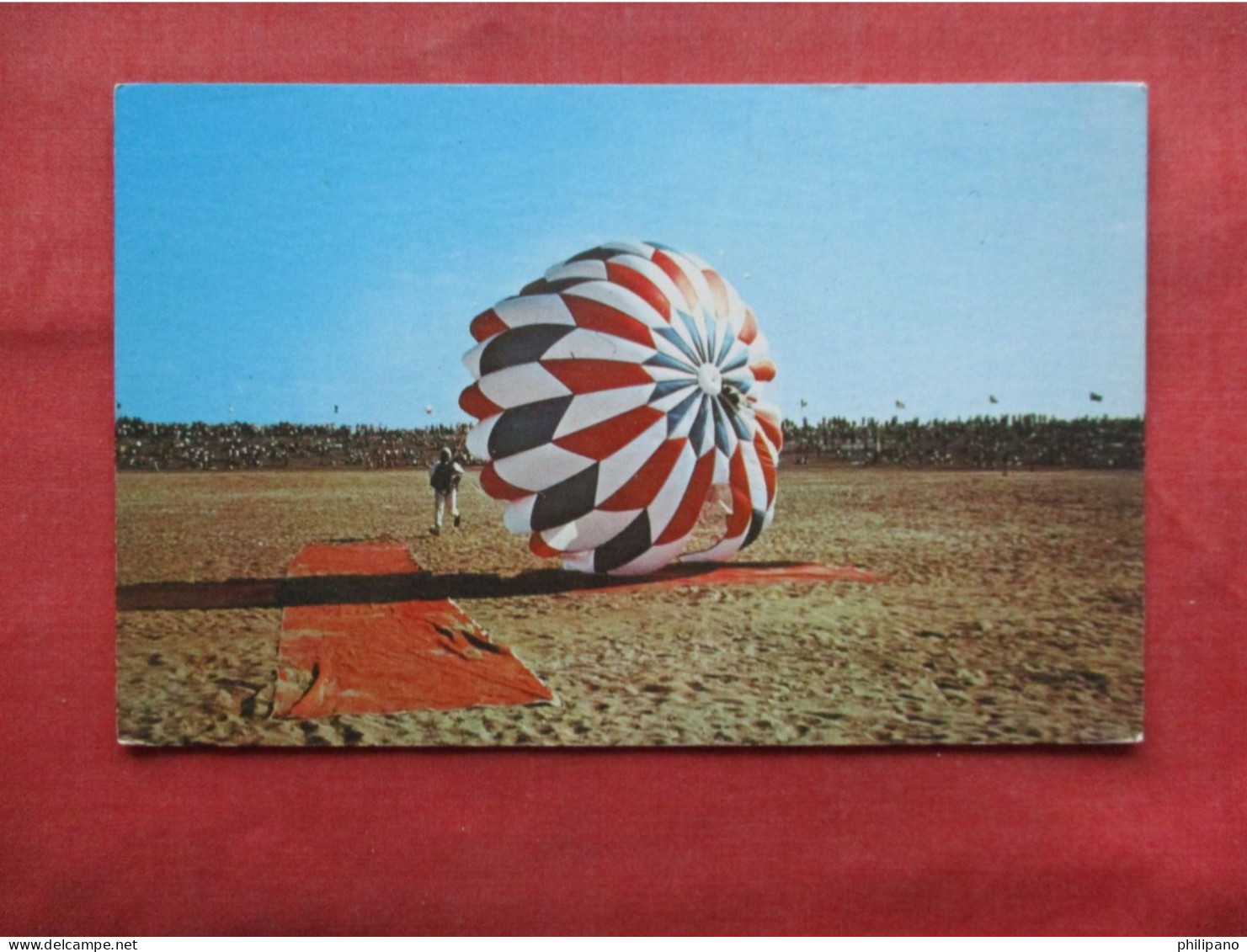 Parachutting  Contestant Land In Friendship  Bowl Orange  Massachusetts          Ref 6355 - Parachutisme