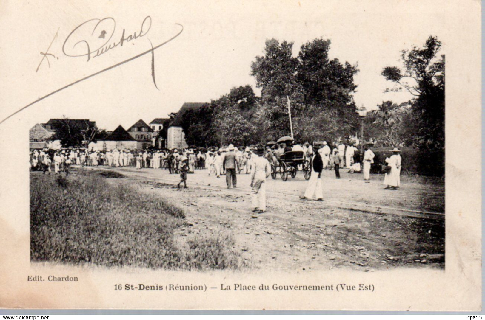 SAINT-DENIS REUNION  -  La Place Du Gouvernement - Vue Est  -  Belle Animation - Saint Denis