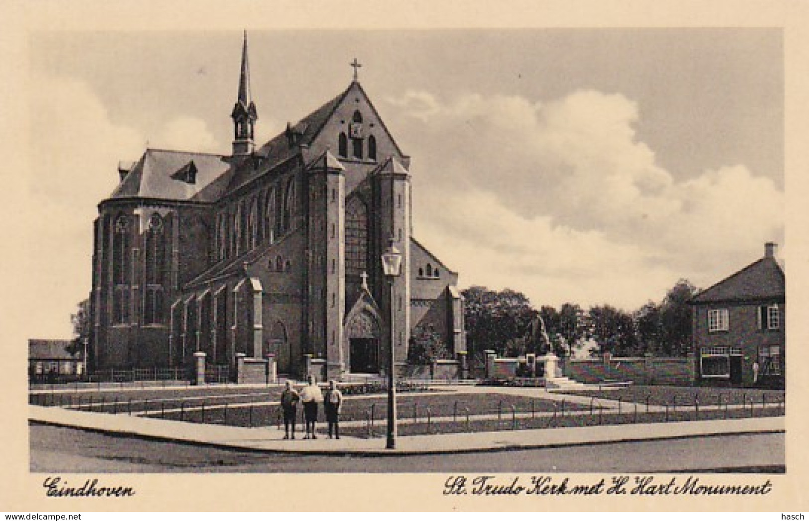 481278Eindhoven, St. Trudo Kerk Met H. Hart Monument. - Eindhoven