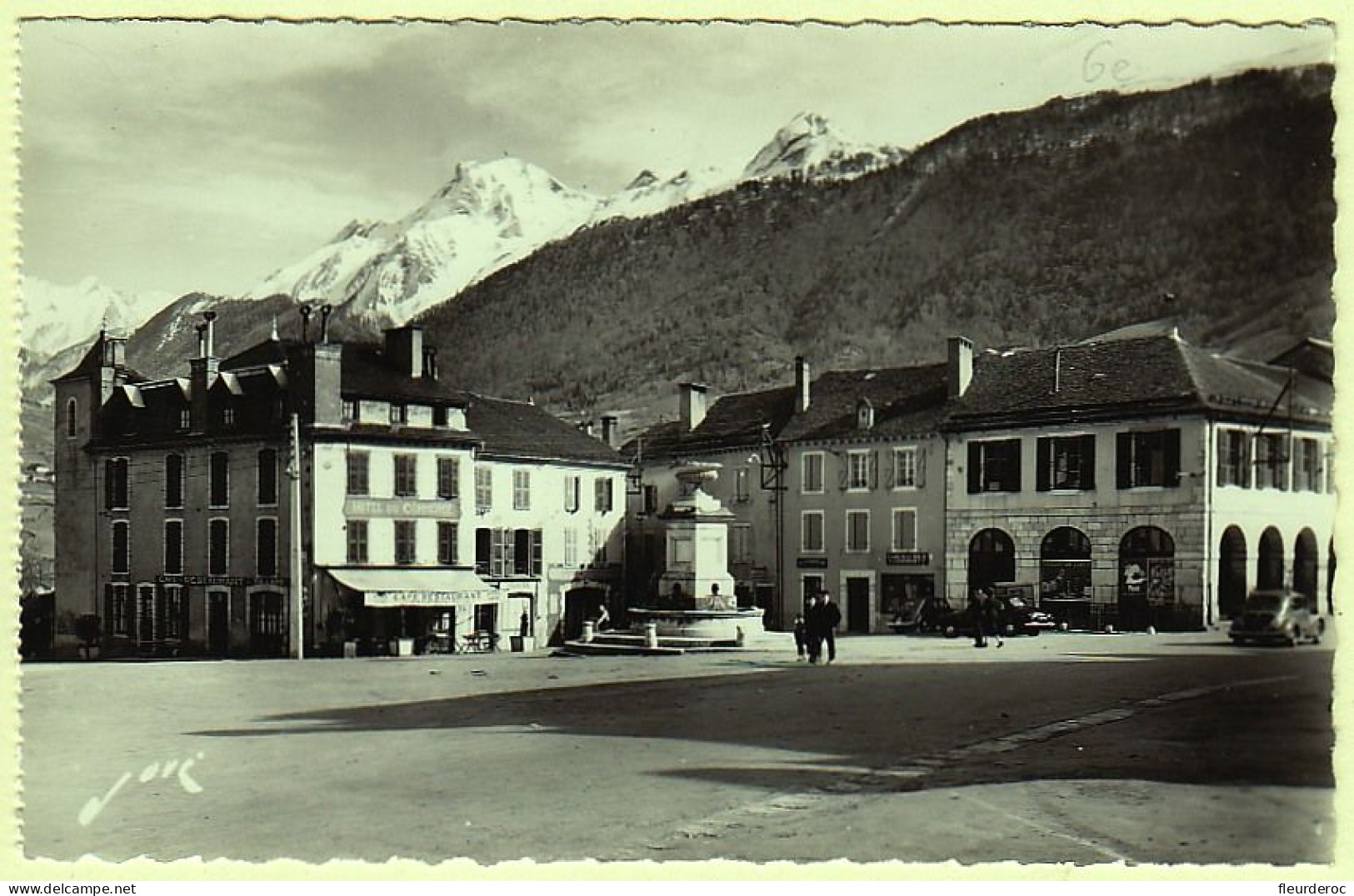 64 - B56424CPSM - LARUNS - Place Eglise - Parfait état - PYRENEES-ATLANTIQUES - Laruns