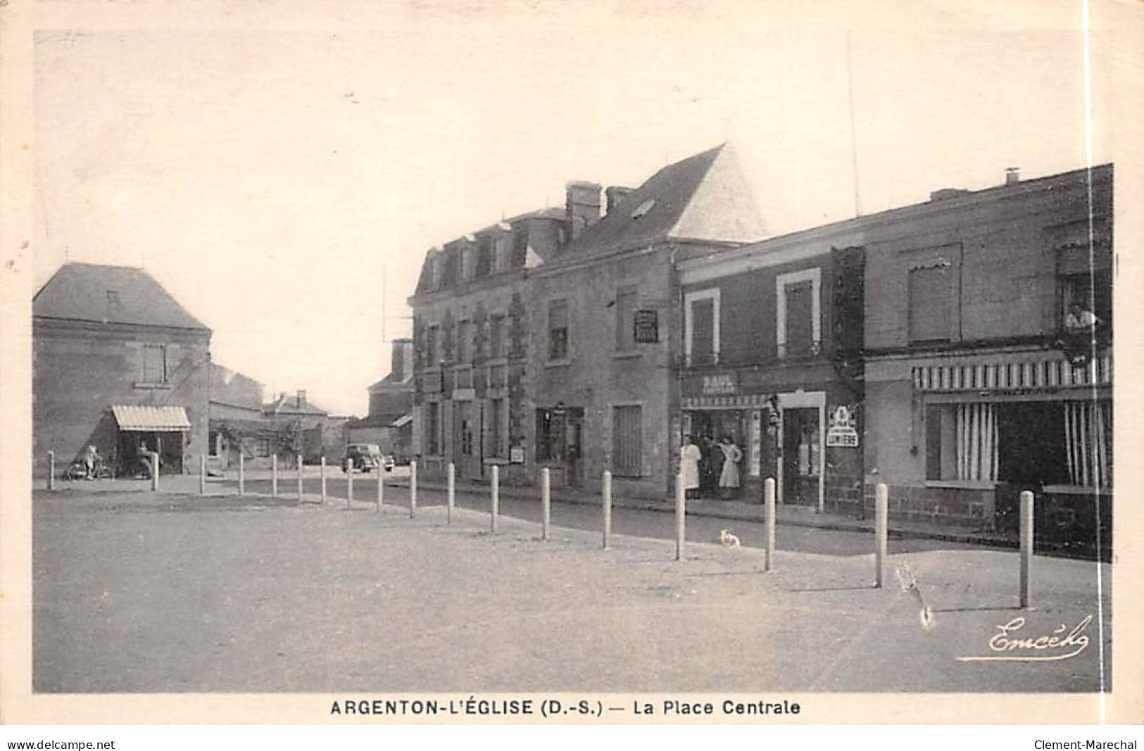 ARGENTON L'EGLISE - La Place Centrale - Très Bon état - Argenton Chateau