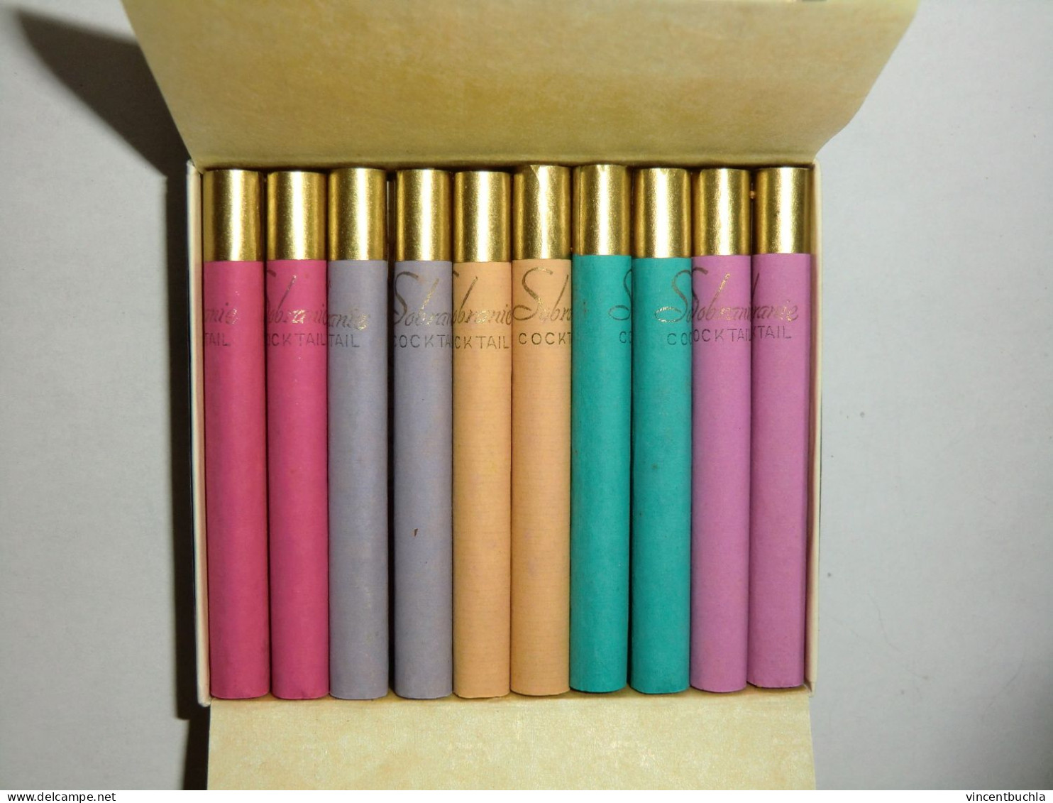 Paquet Cigarette Anciennes Sobranie Coctail 5 Couleurs 5 Gay Colours Sous Cellophane Made In England Années 1960 - Boites à Tabac Vides