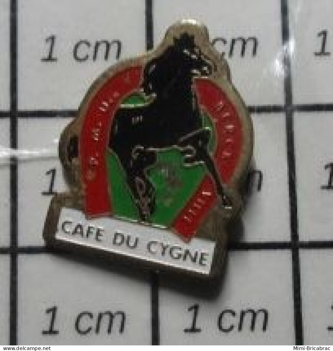 520 Pin's Pins / Rare Et De Belle Qualité / ANIMAUX / CAFE DU CYGNE CHEVAL NOIR FER PMU BERCK - Administraties