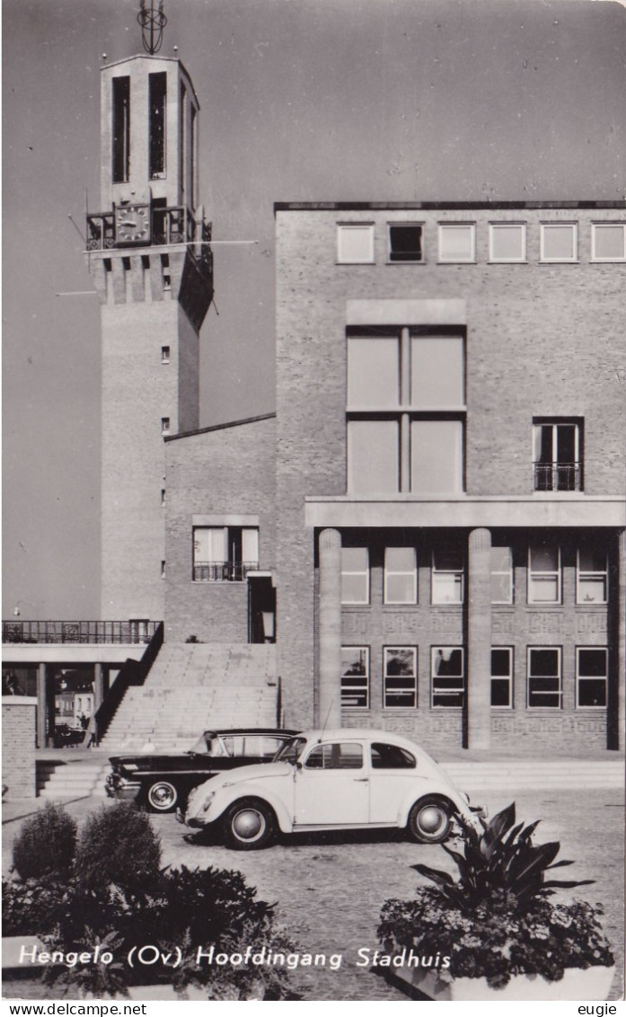 3196/ Hengelo, Hoofdingang Stadhuis, Oude Auto, Kever, 1966 - Hengelo (Ov)