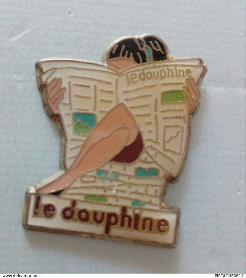 Pin's Le Dauphiné Pin-up - Médias