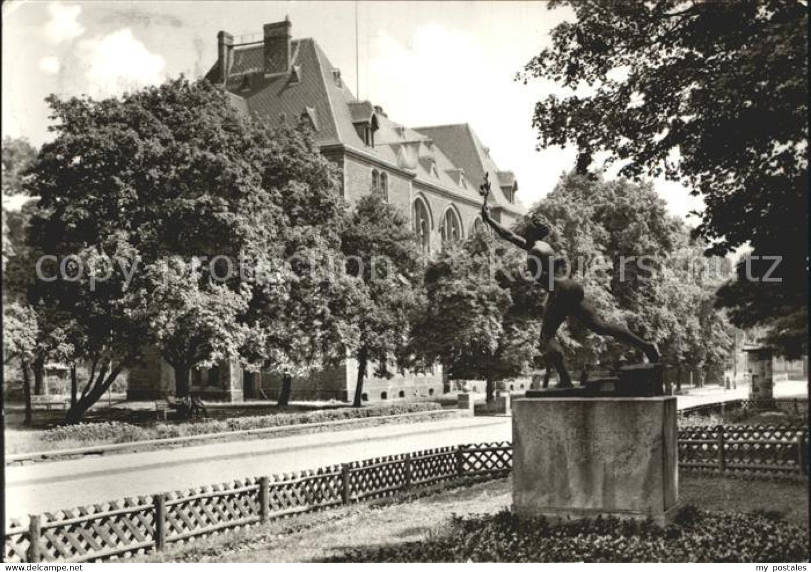 72277103 Eisleben Lutherstadt Platz-der-Jugen Mit Denkmal Lutherstadt Eisleben - Eisleben